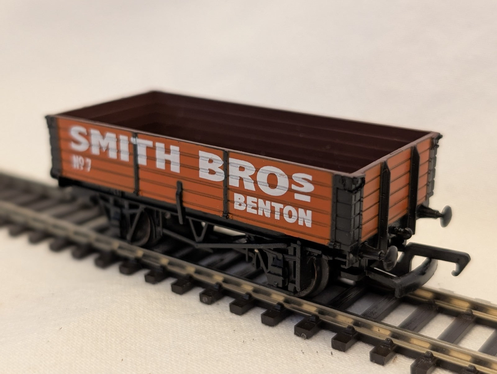 Hornby OO Gauge 7 Plank Wagon Smith Bros Benton Goods Wagon R6224
