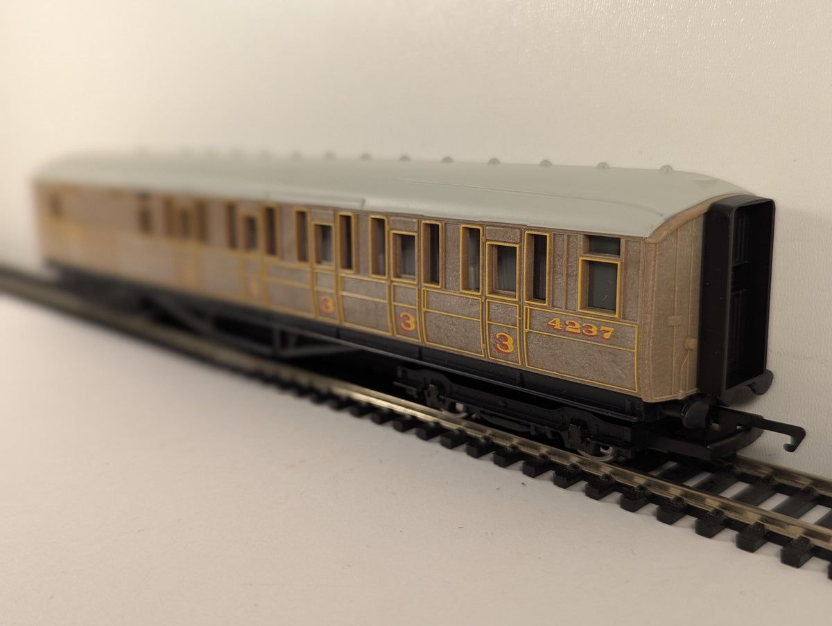Hornby OO Gauge LNER Teak Composite Coach Passenger Coach 4237 R477