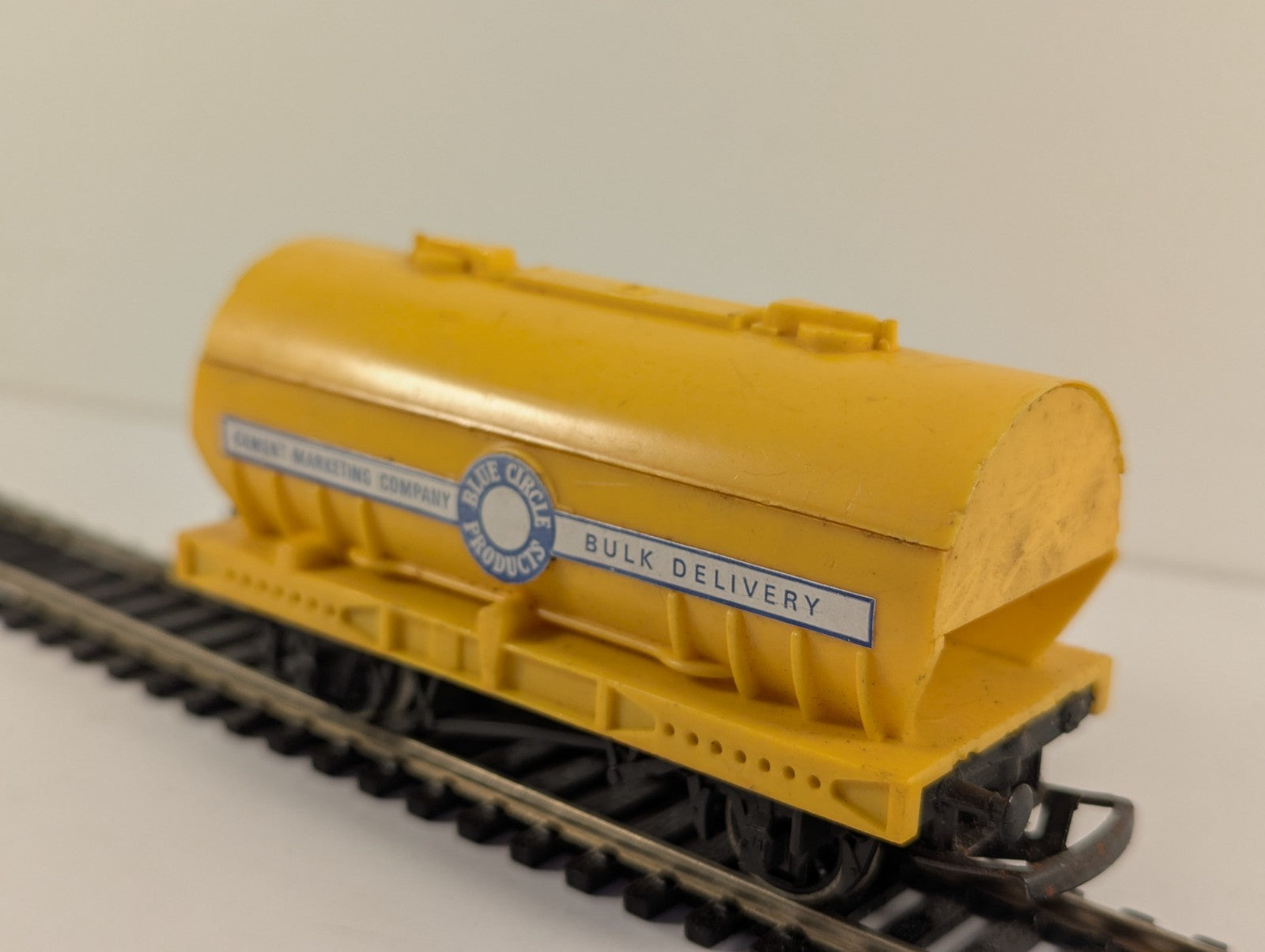Tri-ang Hornby R564 OO Gauge Blue Circle Cement Wagon Yellow