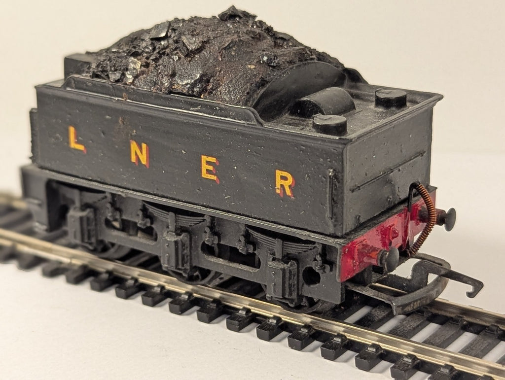 Mainline Class 2P 4-4-0 Steam Locomotive 40568 BR Black OO Gauge
