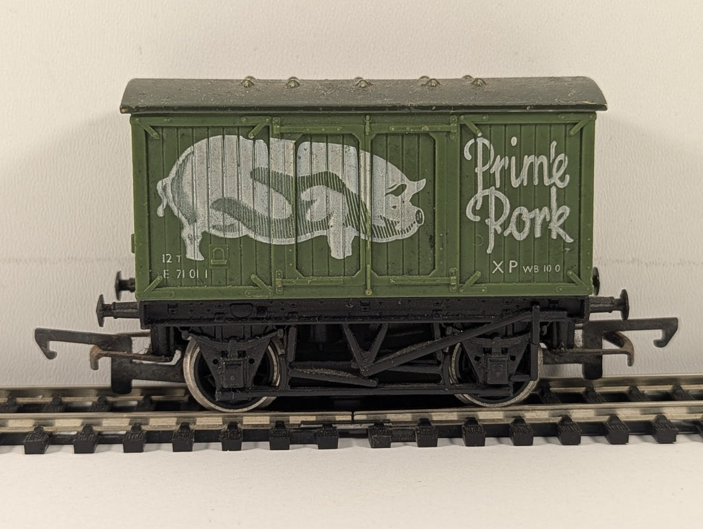 Hornby OO Gauge Prime Pork Closed Van Goods Wagon E71011 Green 'Prime Pork'