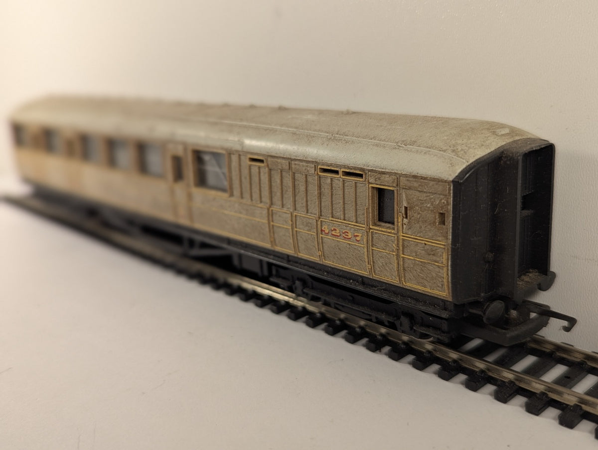 Hornby OO Gauge LNER Composite Coach Passenger Coach 4237 LNER Teak R433