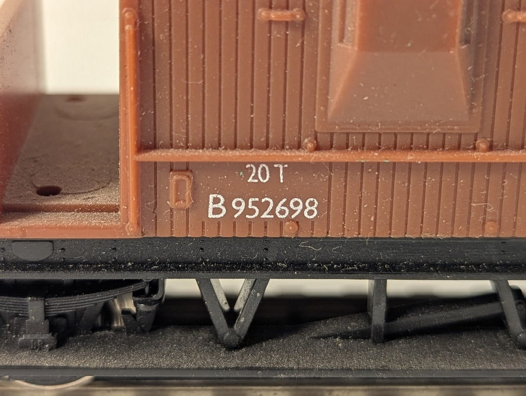 Hornby OO Gauge BR 20 Ton Brake Van B952698 BR Bauxite R16