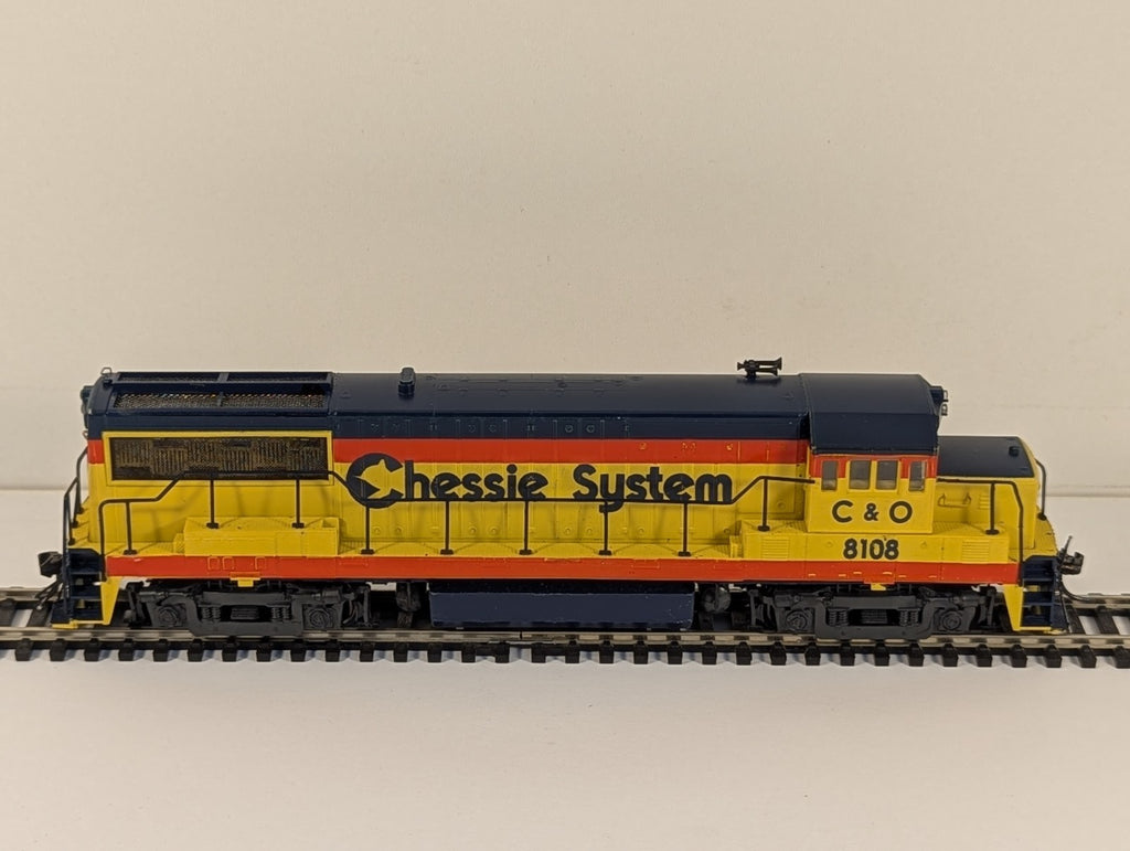 Kato GE U25B Diesel Locomotive Chessie System No. 8108 HO Gauge