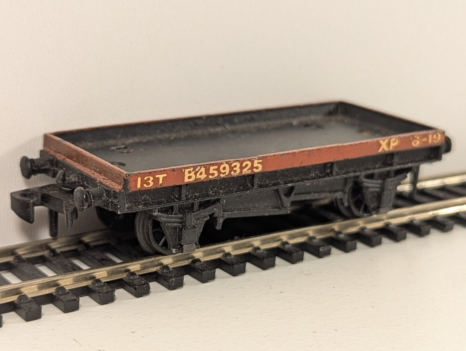 Hornby Dublo 13-Ton Flat Wagon B459325 in BR Bauxite