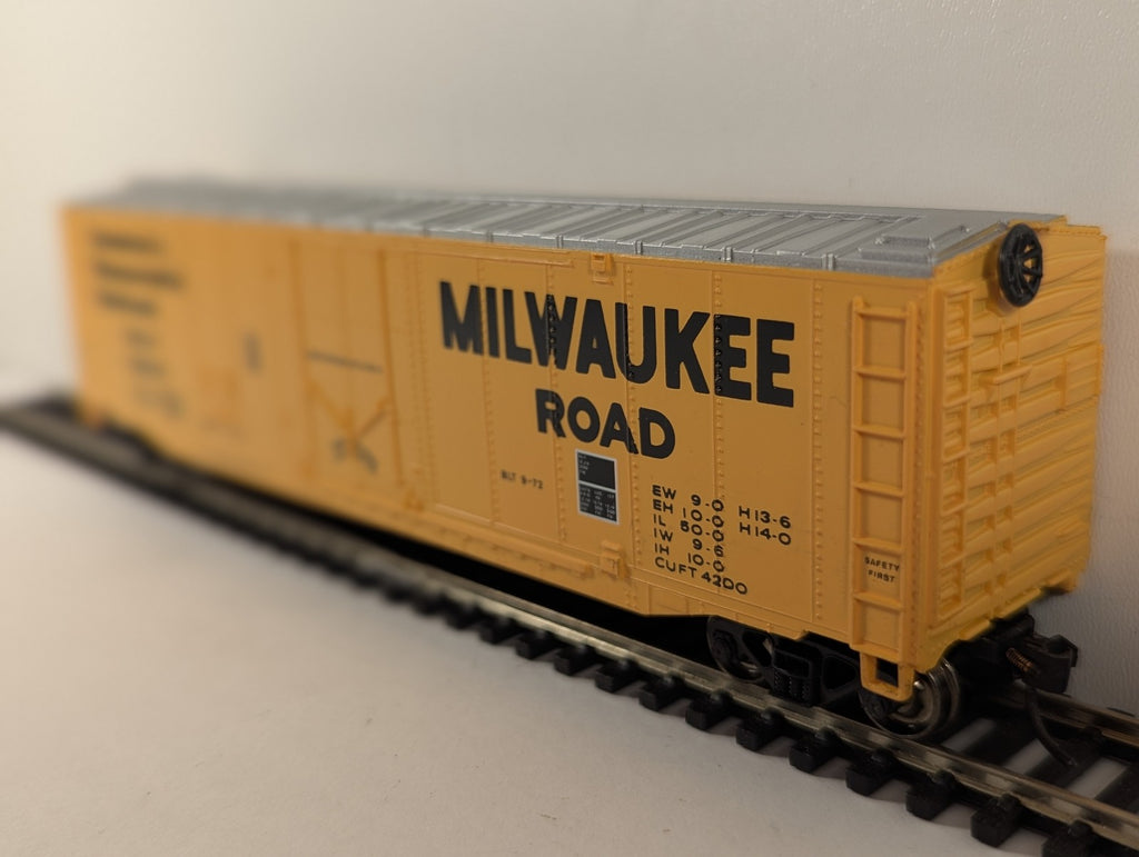 HO Gauge 50ft Box Car Milwaukee Road 56500 Milwaukee Road Yellow
