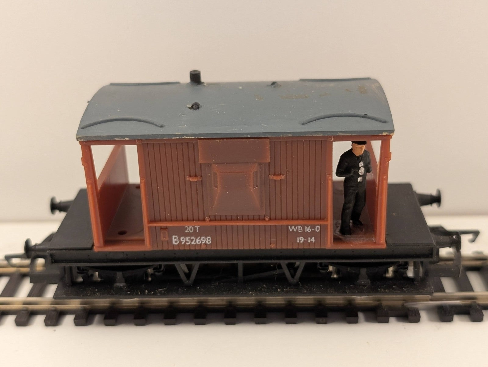 Hornby R.218 OO Gauge BR Brake Van