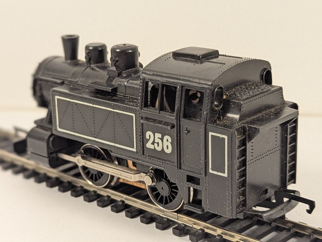 Hornby R256 OO Gauge “International” Industrial Tank Locomotive No.256