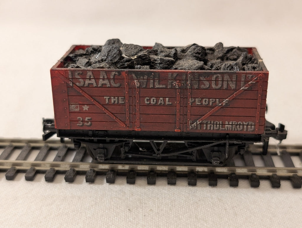 Trix 1368 OO Gauge 7-Plank Open Mineral Wagon – “Isaac Wilkinson Ltd” Red