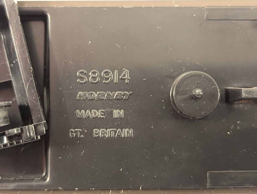 Hornby OO Gauge Pullman 3rd Class Parlour Brake Coach (Name Damaged)