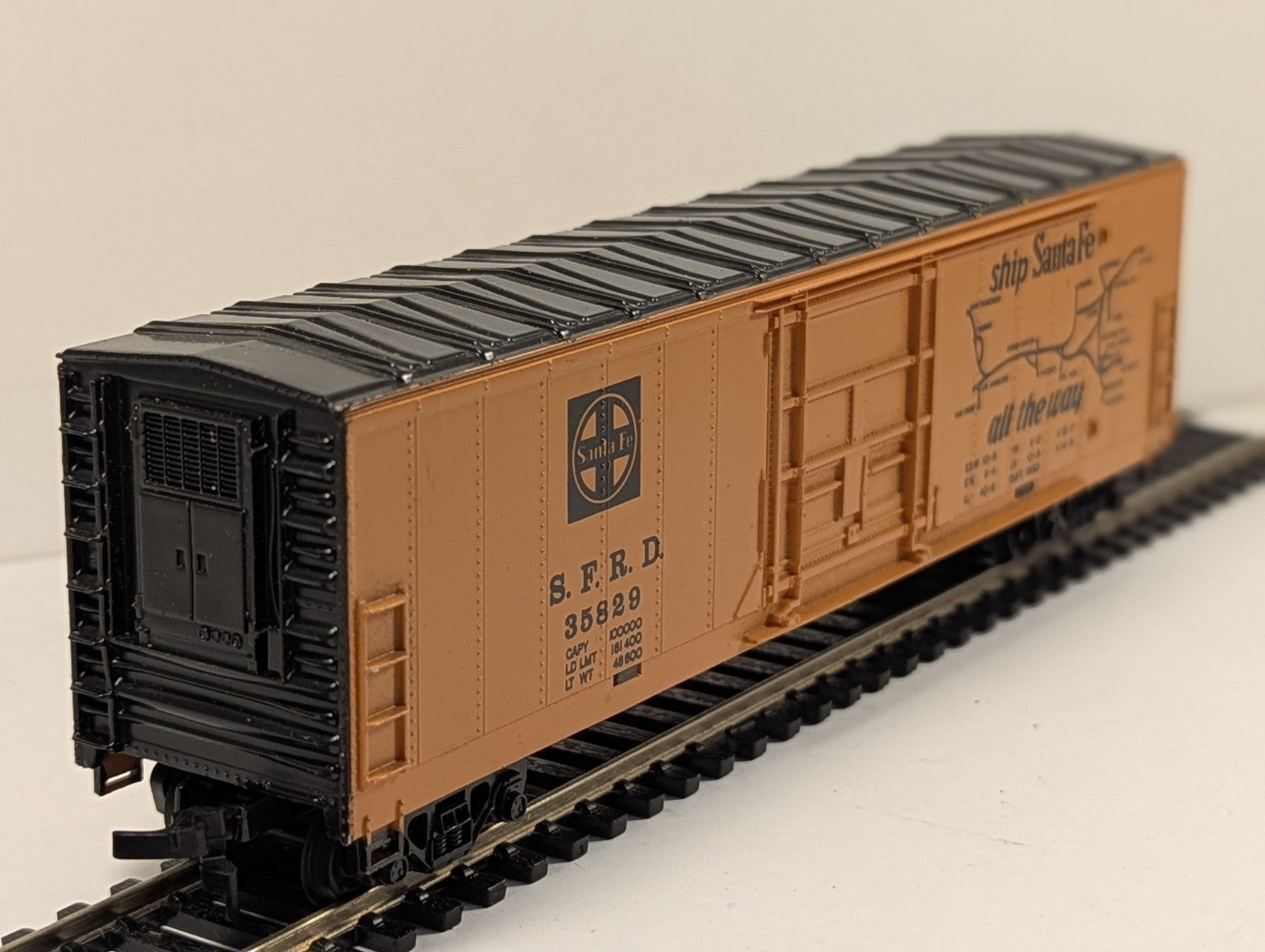 HO Gauge Santa Fe SFRD Orange Box Car - Broken Coupler