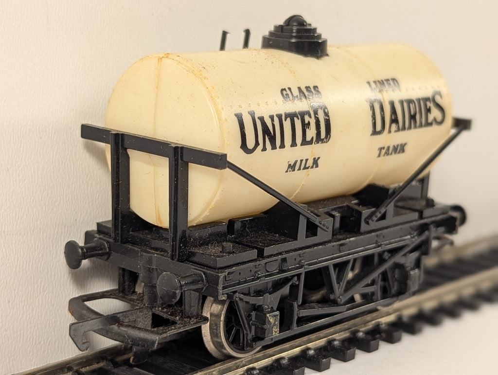 Tri-ang OO Gauge United Dairies Milk Tank Wagon Goods Wagon R127