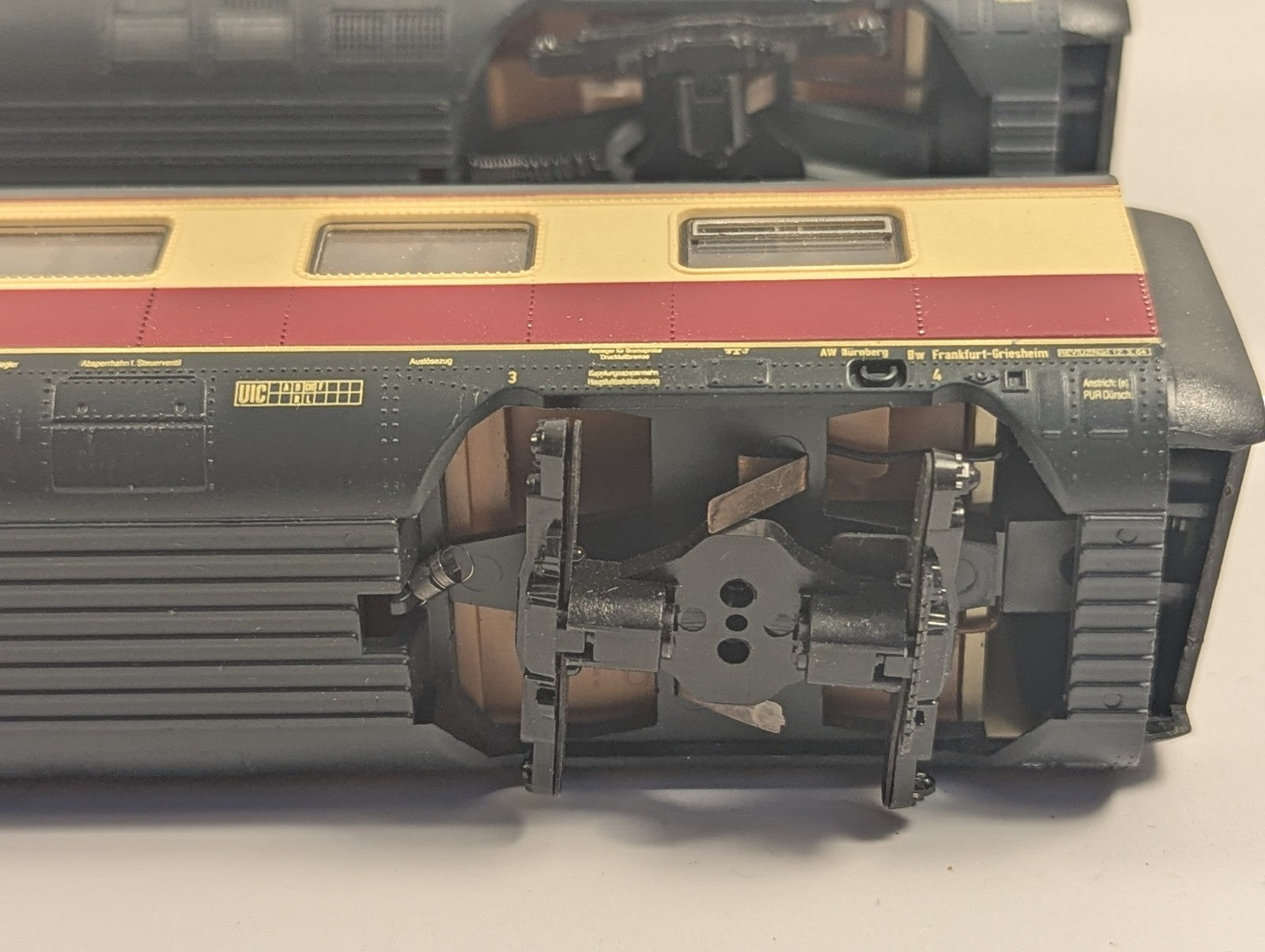 Roco H0eGauge Deutsche Bundesbahn Passenger Coaches - Missing Couplings & Wheels