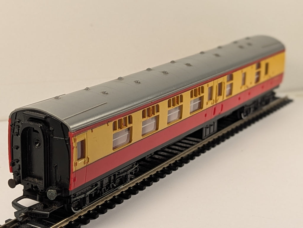 Hornby R421 OO Gauge BR Composite Coach 34100 Crimson Cream