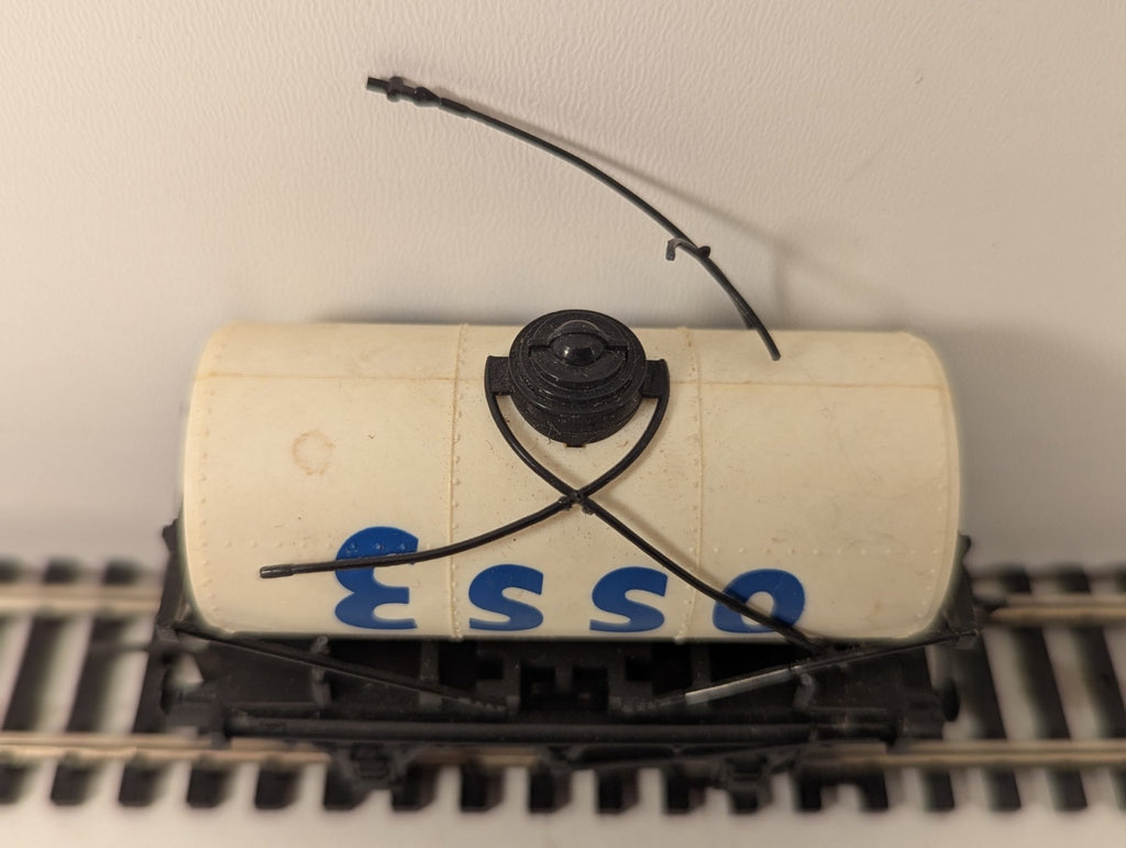 Hornby R096 OO Gauge White Esso Tanker Broken Cross Piece