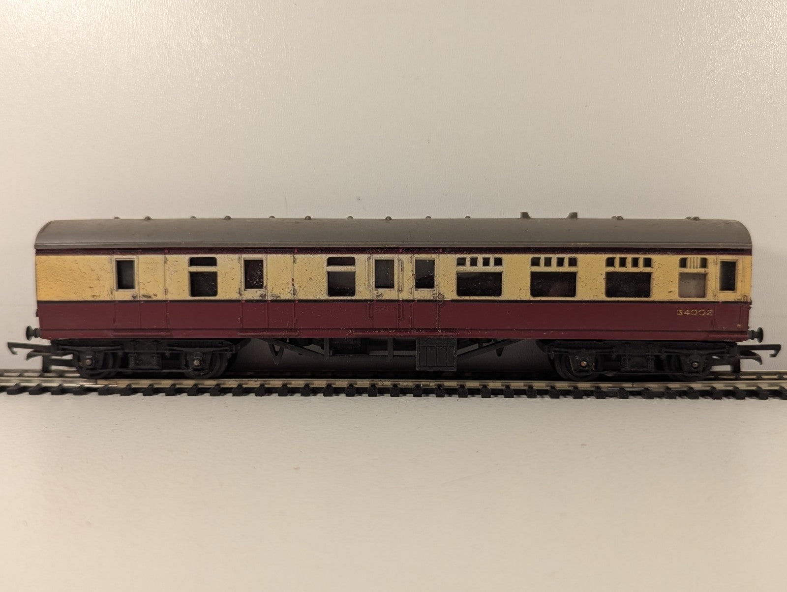 Tri-ang Railways R28 OO Gauge BR Mk1 Brake Coach - Crimson & Cream