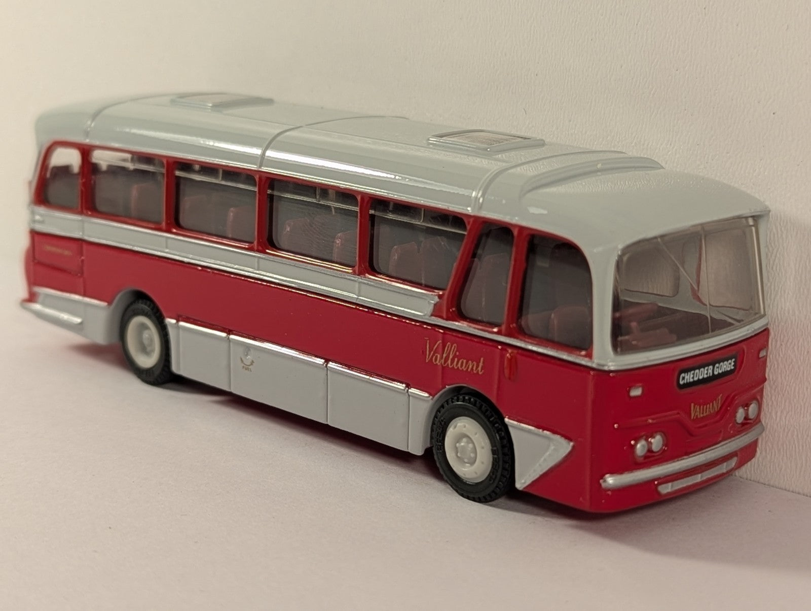 EFE Harrington Cavalier Coach – Valliant Livery – 1:76 Scale