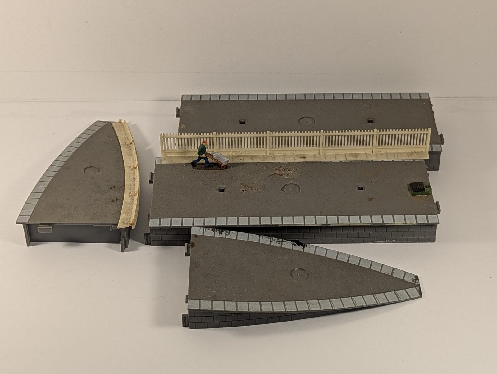 Hornby OO Gauge Station Platform Sections Grey & Brick