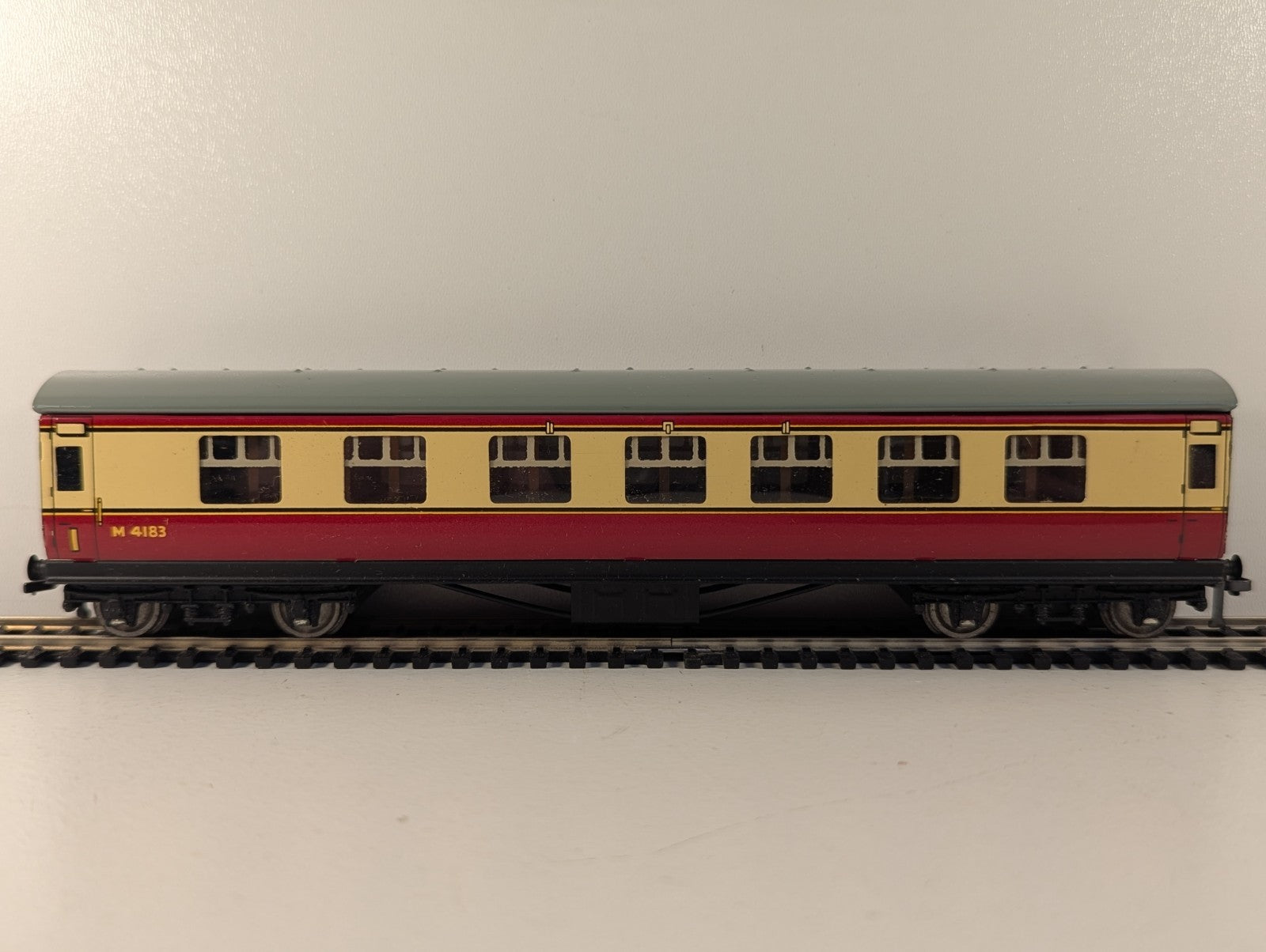 Hornby Dublo 32017 OO Gauge LMS Stanier Composite Coach M4183