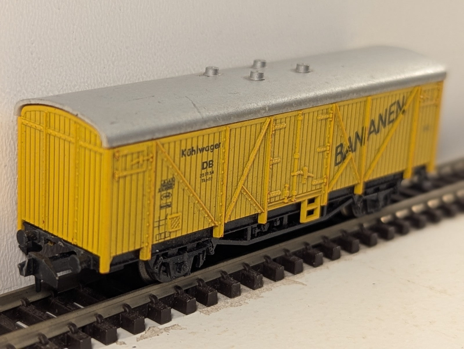 Minitrix 3166 N Gauge DB Banana Van - Broken coupler