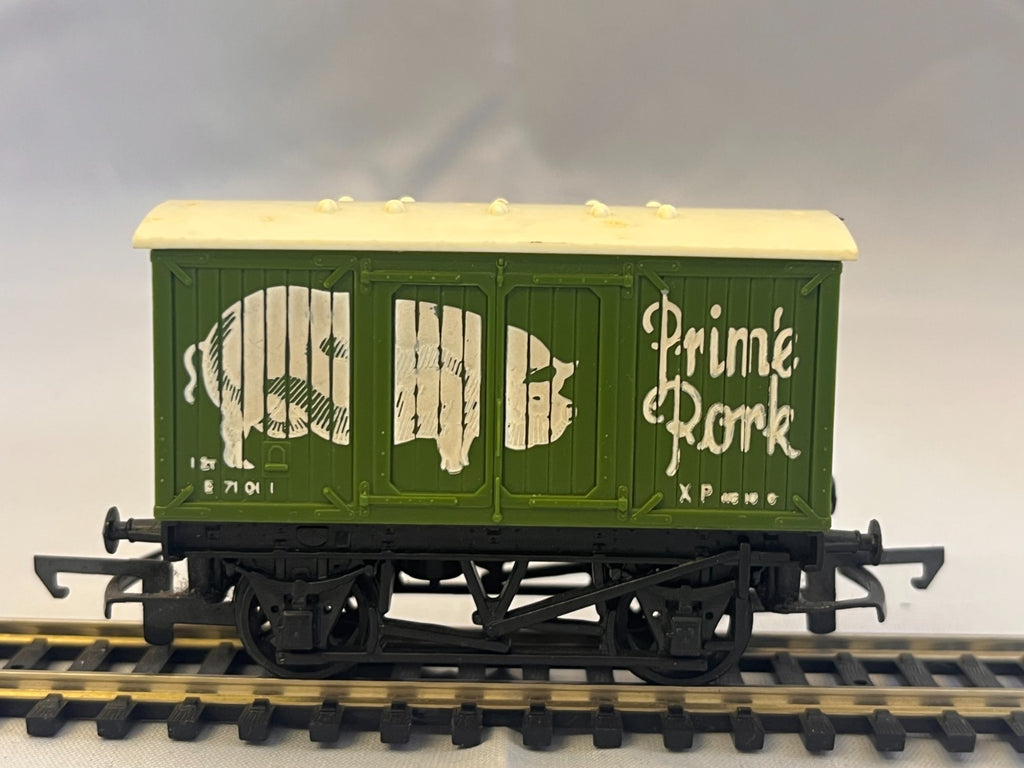 Hornby R216 OO Gauge Prime Pork Closed Box Van Green