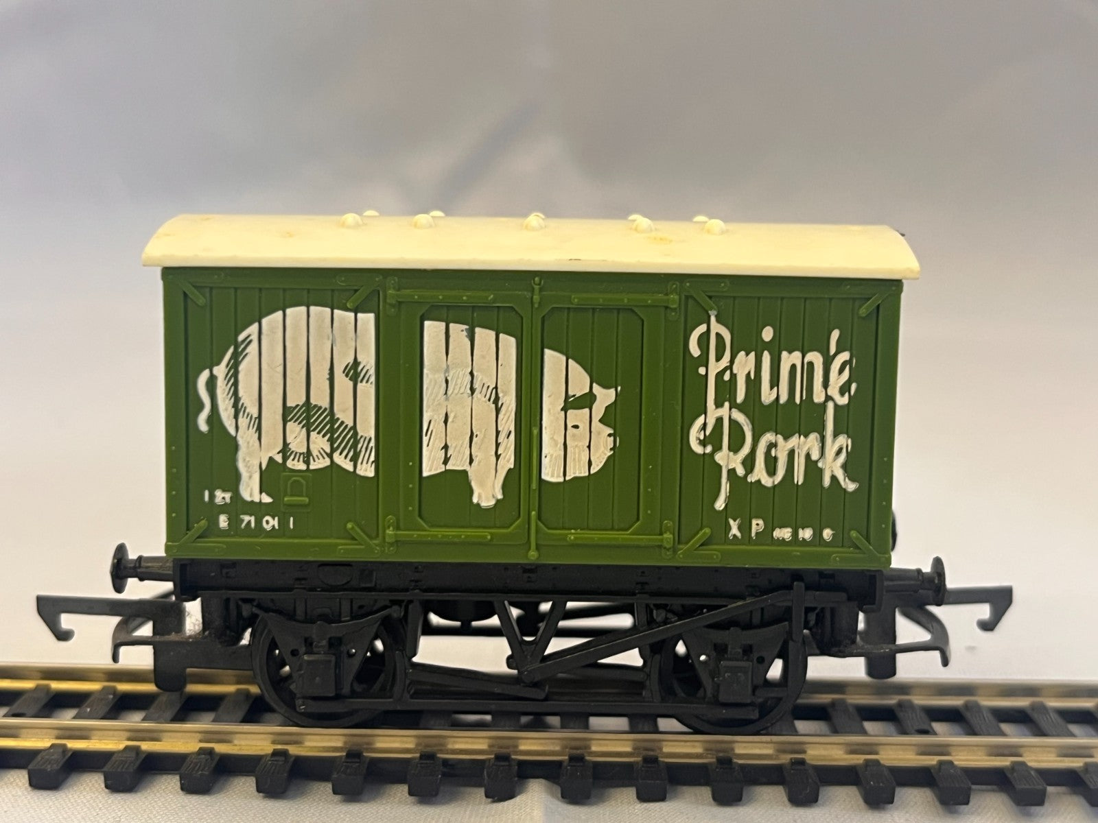 Hornby R216 OO Gauge Prime Pork Closed Box Van Green