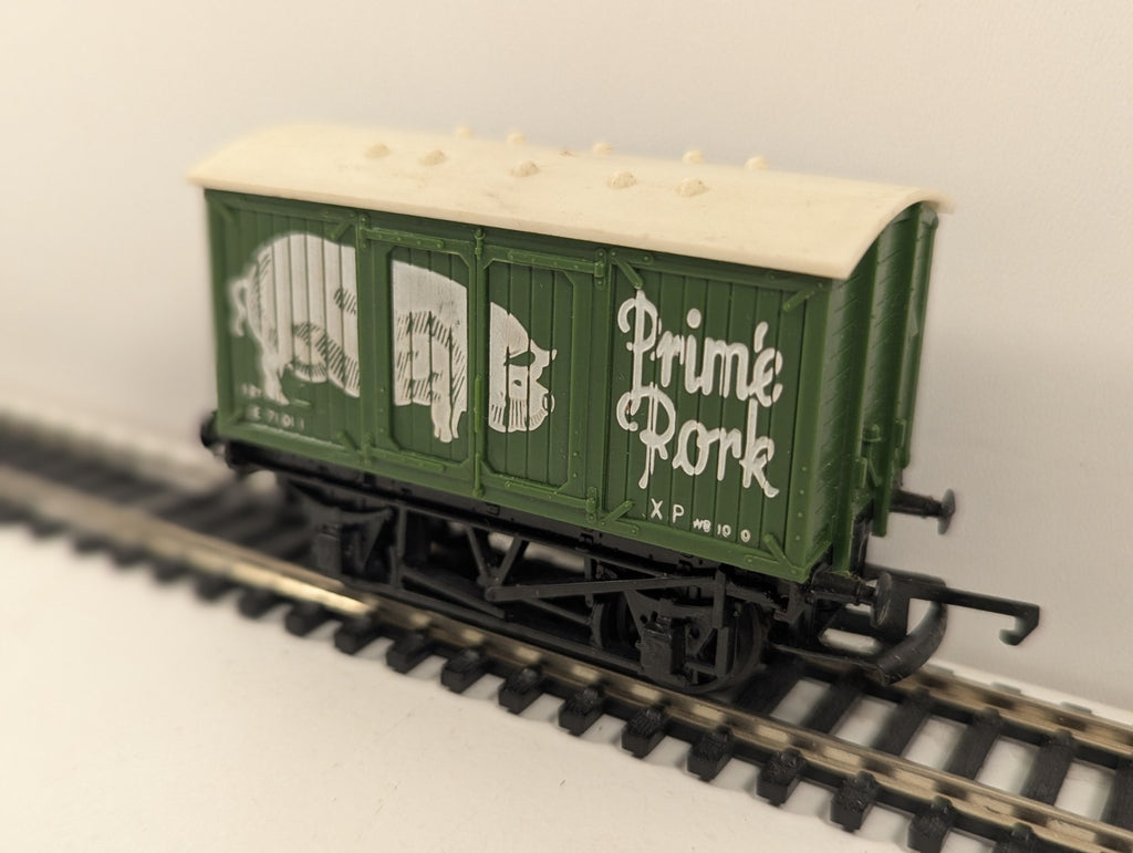 Hornby R162 OO Gauge Prime Pork Vent Van Wagon boxed
