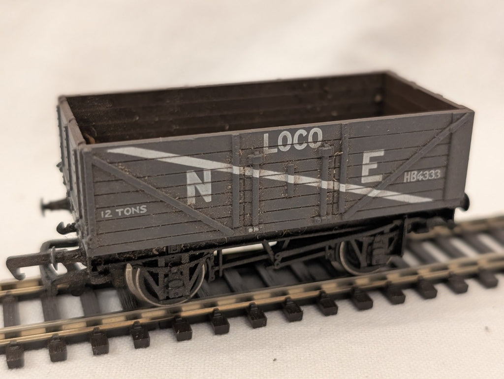 Mainline OO Gauge 37-126 7 Plank Wagon NE Loco Coal Grey