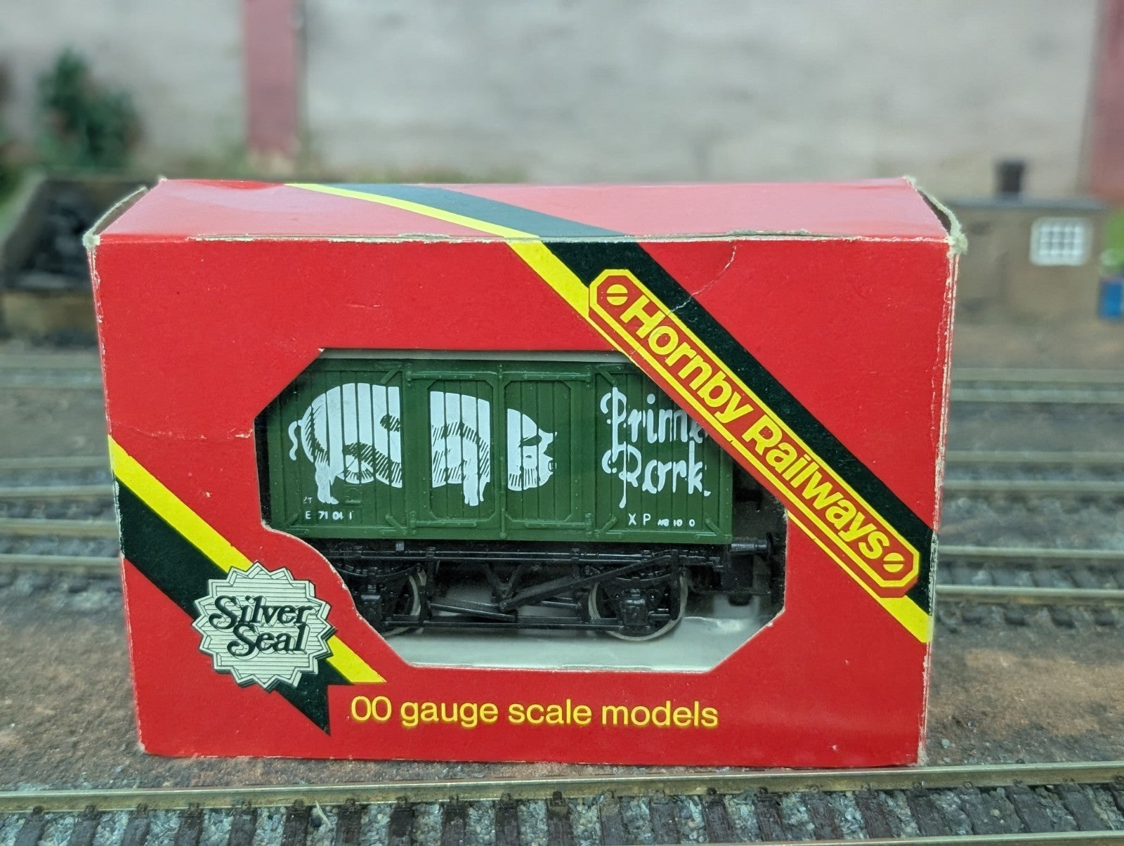 Hornby R162/R216 Prime Pork Van – OO Gauge