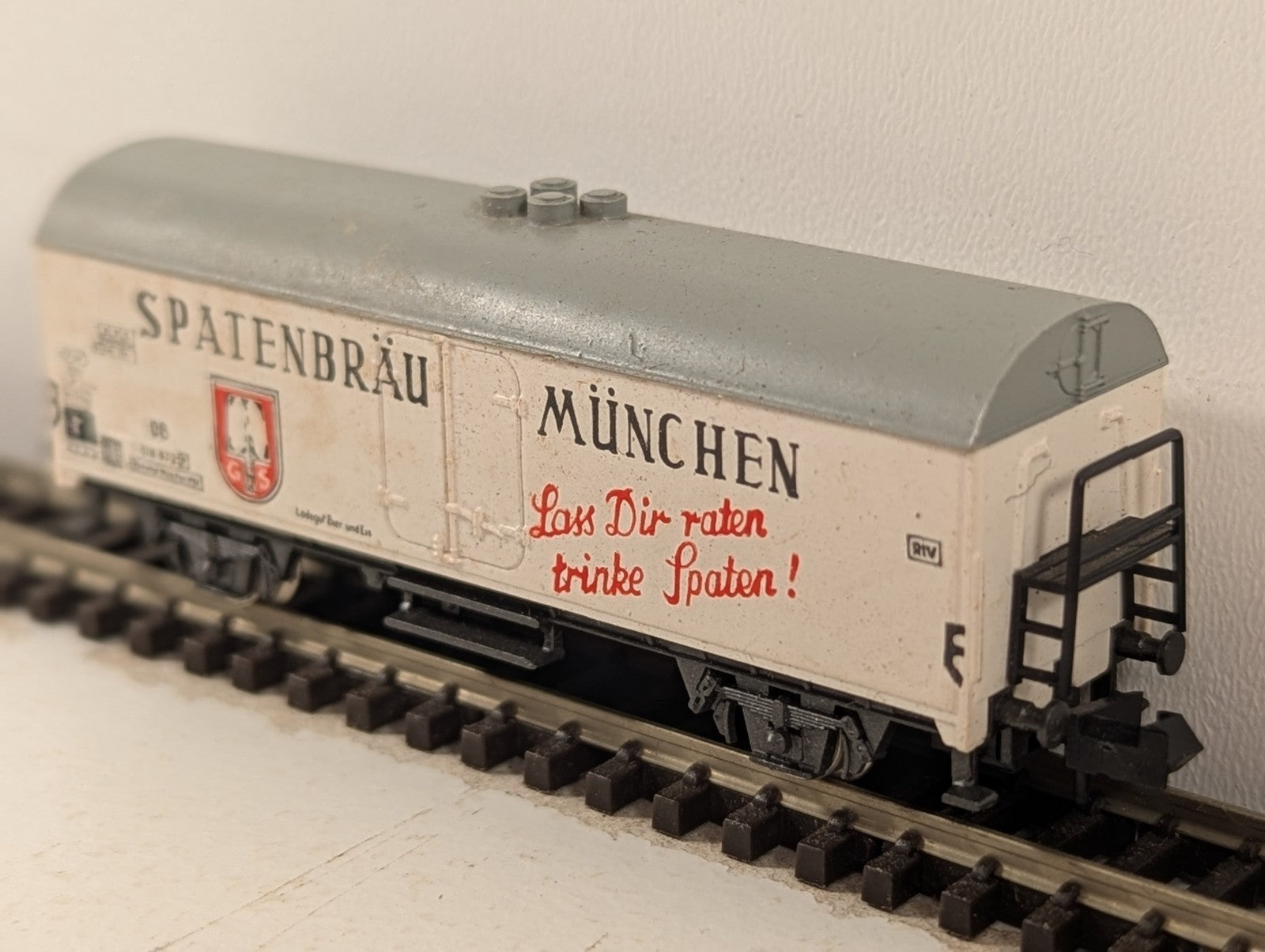 Rivarossi N Gauge Refrigerated Beer Wagon - Missing Coupler