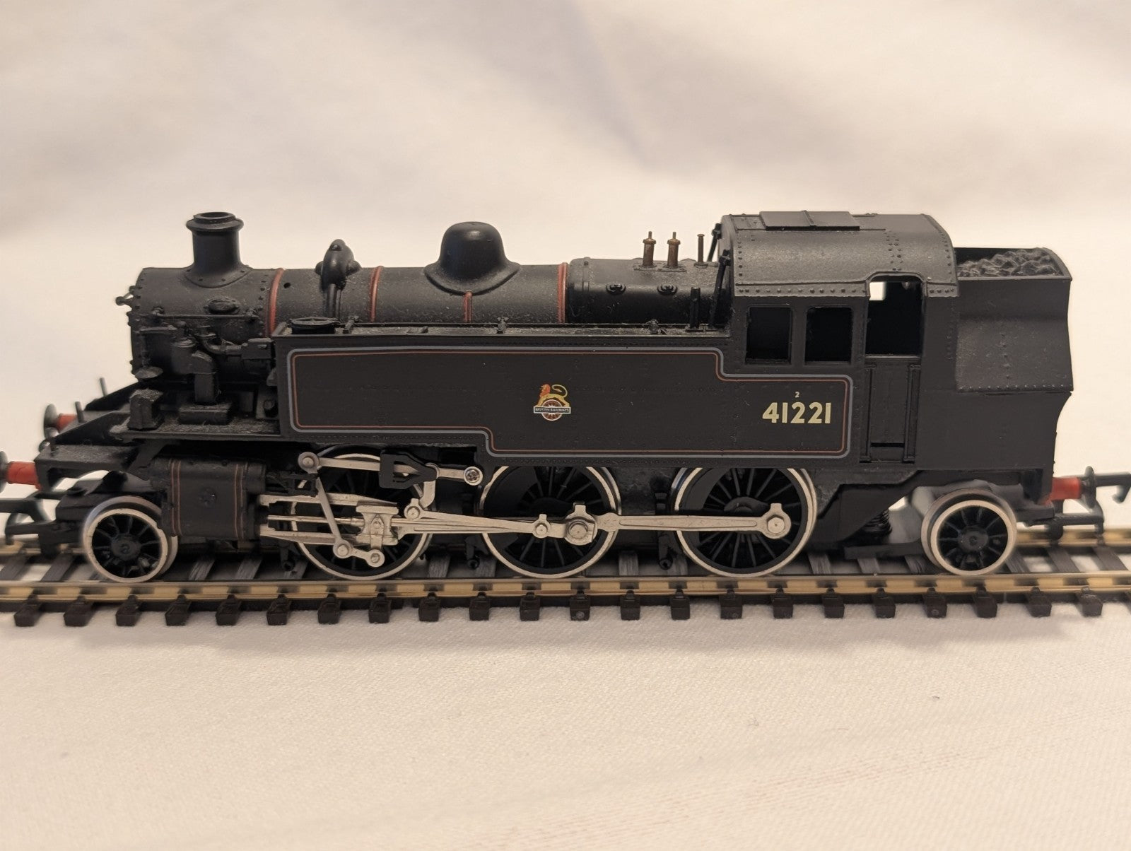 Bachmann 31-450 OO Gauge Ivatt 2-6-2 Tank No.41221 – BR Lined Black