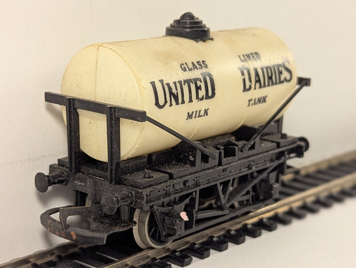 Hornby OO Gauge 6-Wheel Milk Tank Wagon Goods Wagon United Dairies R127