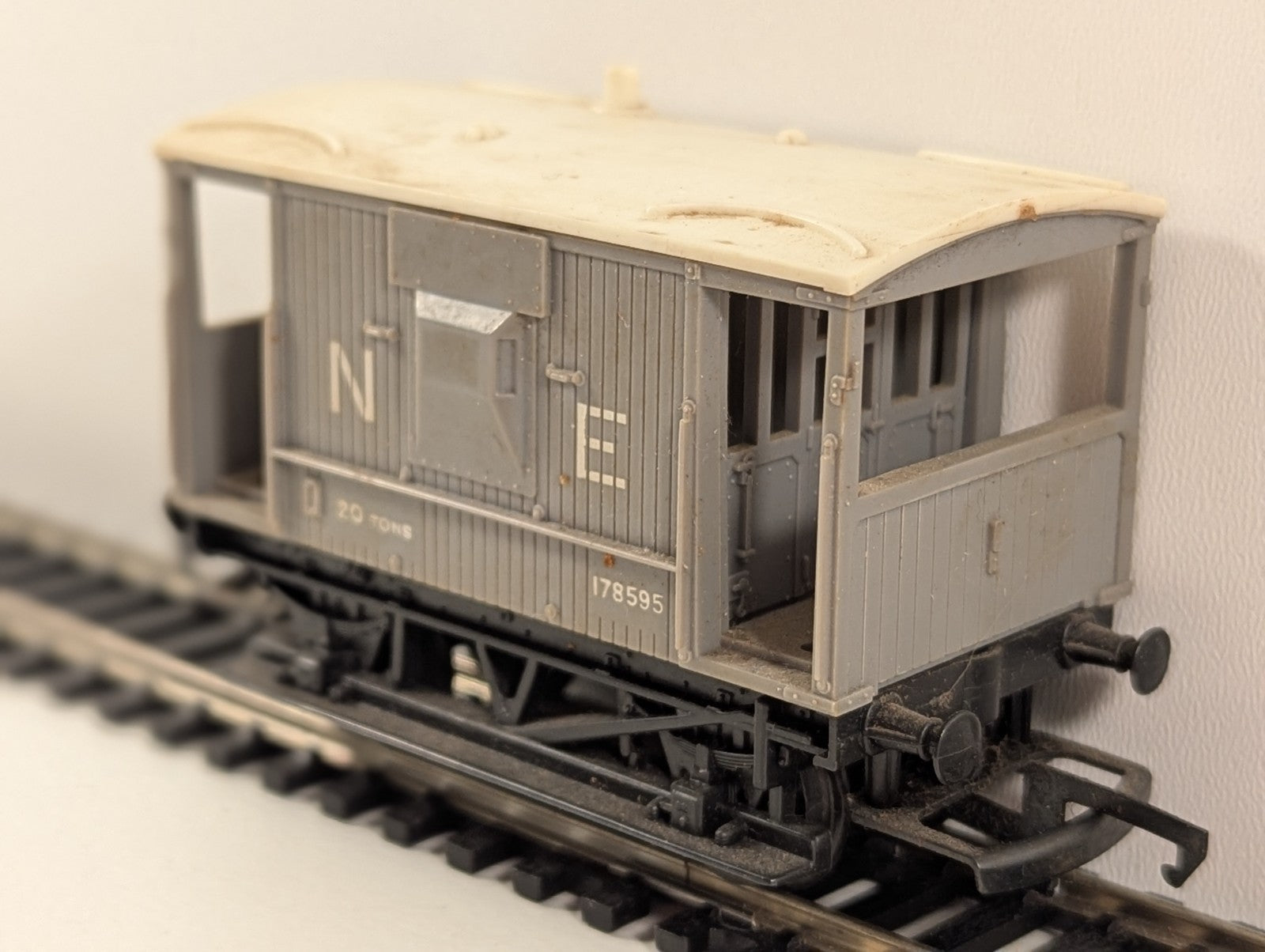 Hornby R114 OO Gauge Short Brake Van – North Eastern (NE) Grey
