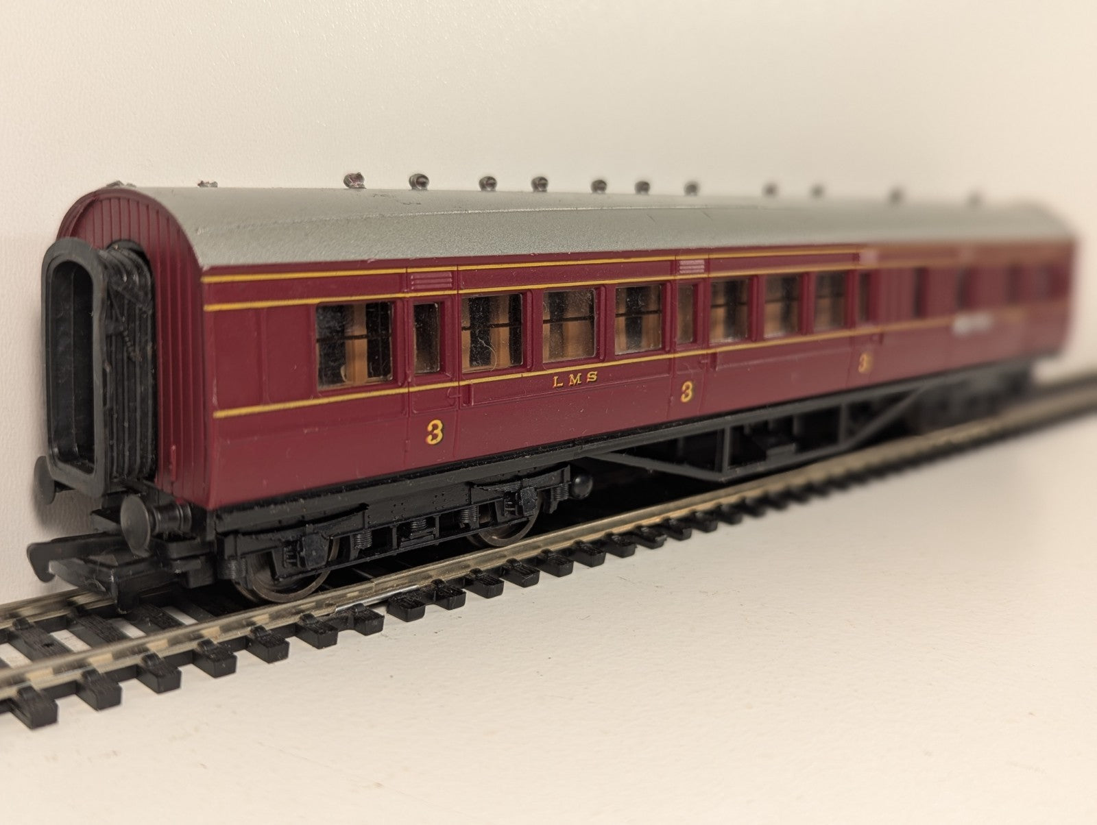 Bachmann OO Gauge LMS 3rd Class Corridor Brake Coach Maroon
