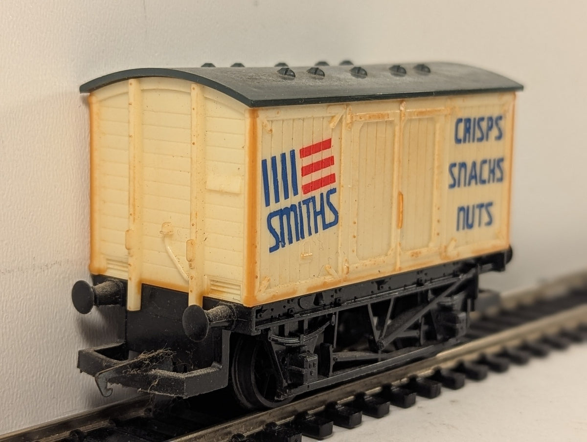 Hornby OO Gauge Smiths Crisps Ventilated Van R127