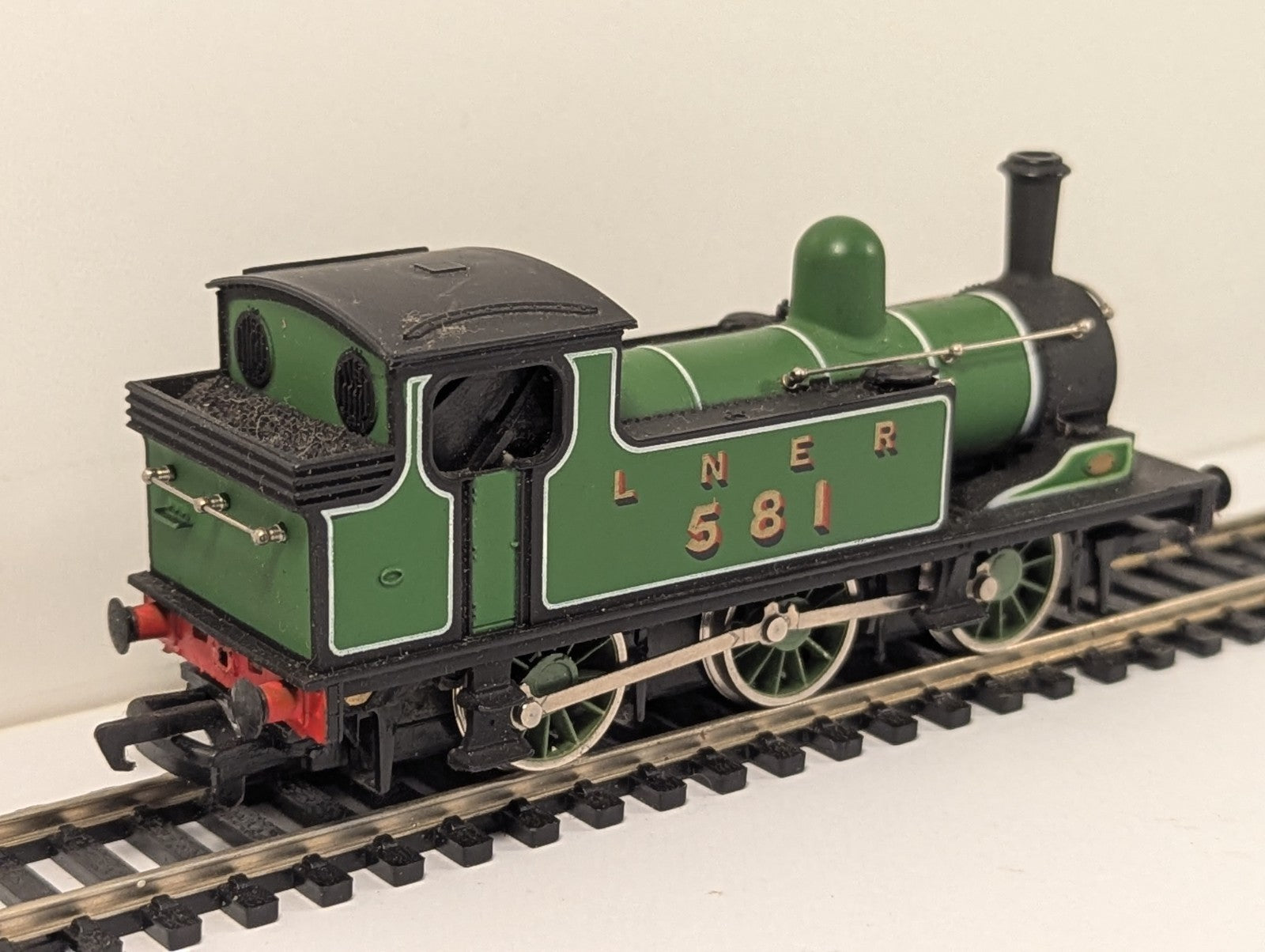 Mainline 37054 OO Gauge Class J72 0-6-0T LNER Apple Green – Spares/Repair