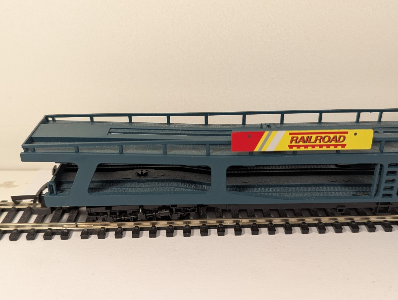 Hornby RailRoad OO Gauge R6423 Double Deck Car Transporter Wagon