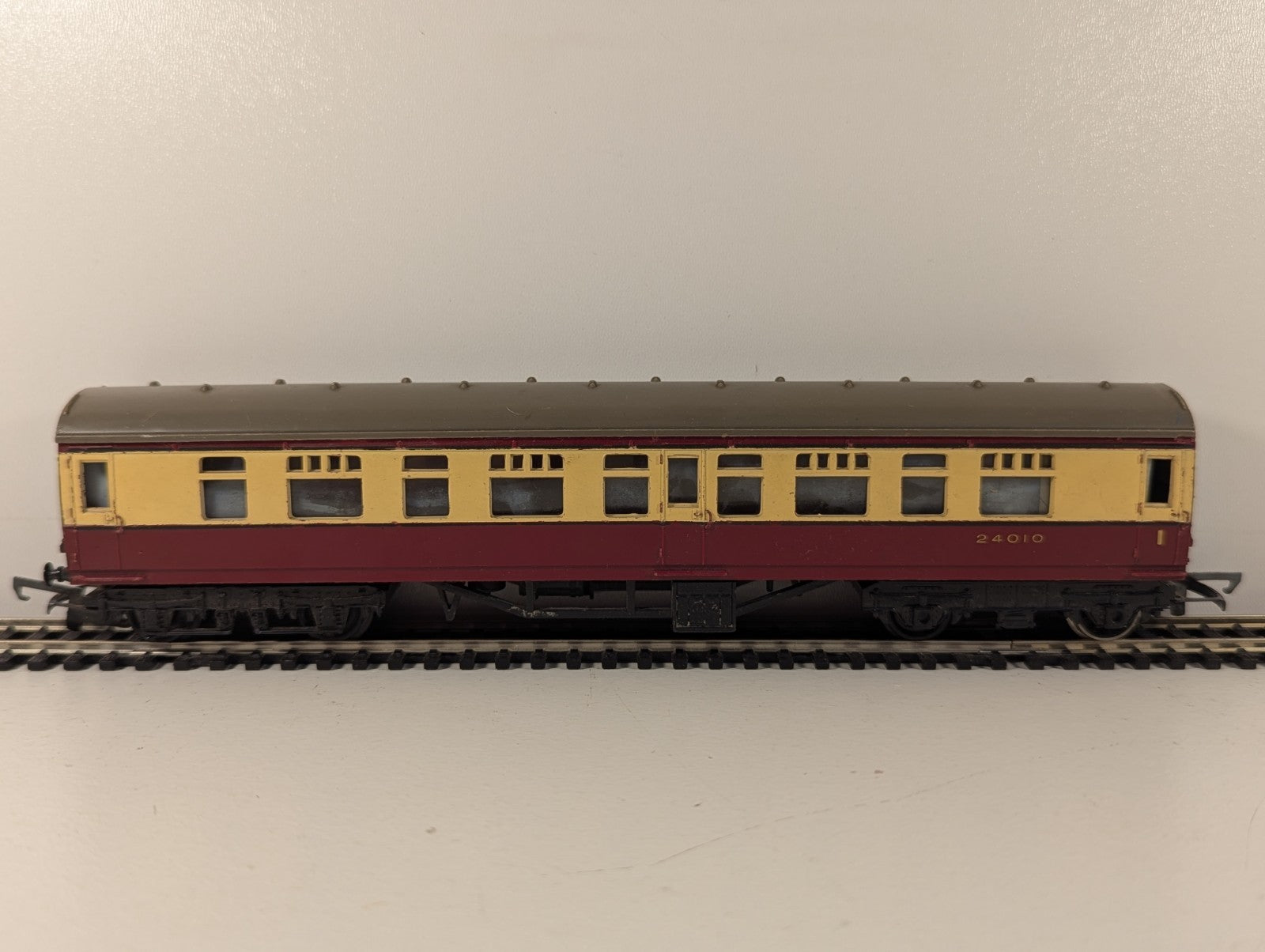 Tri-ang OO Gauge 1st & 3rd Class Composite Coach BR Cream & Maroon