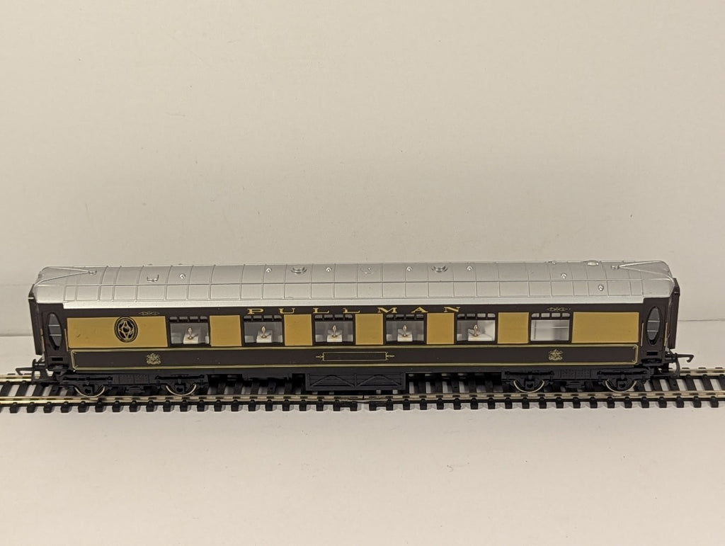Hornby Railways OO Gauge Pullman Coach Passenger Coach Pullman Umber and Cream