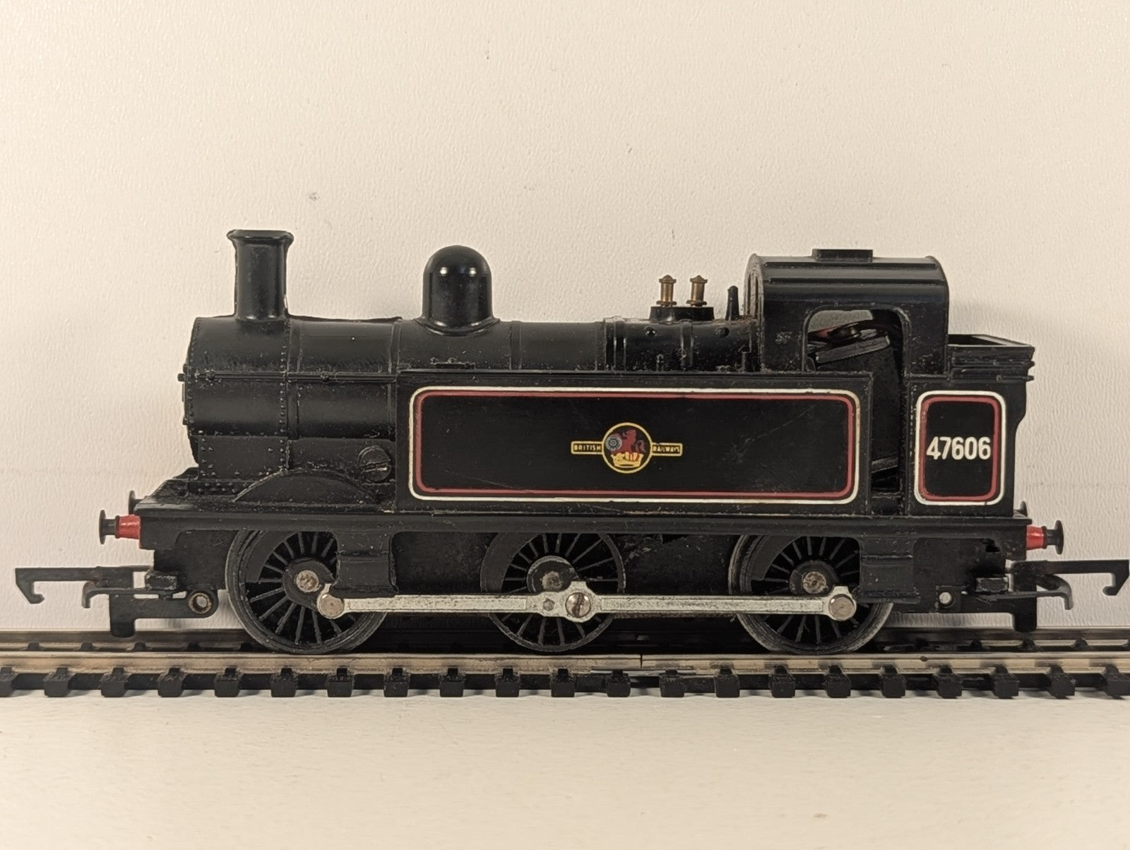 Hornby OO Gauge Class 3F Jinty 0-6-0T Locomotive 47606 BR Black (Early Emblem)