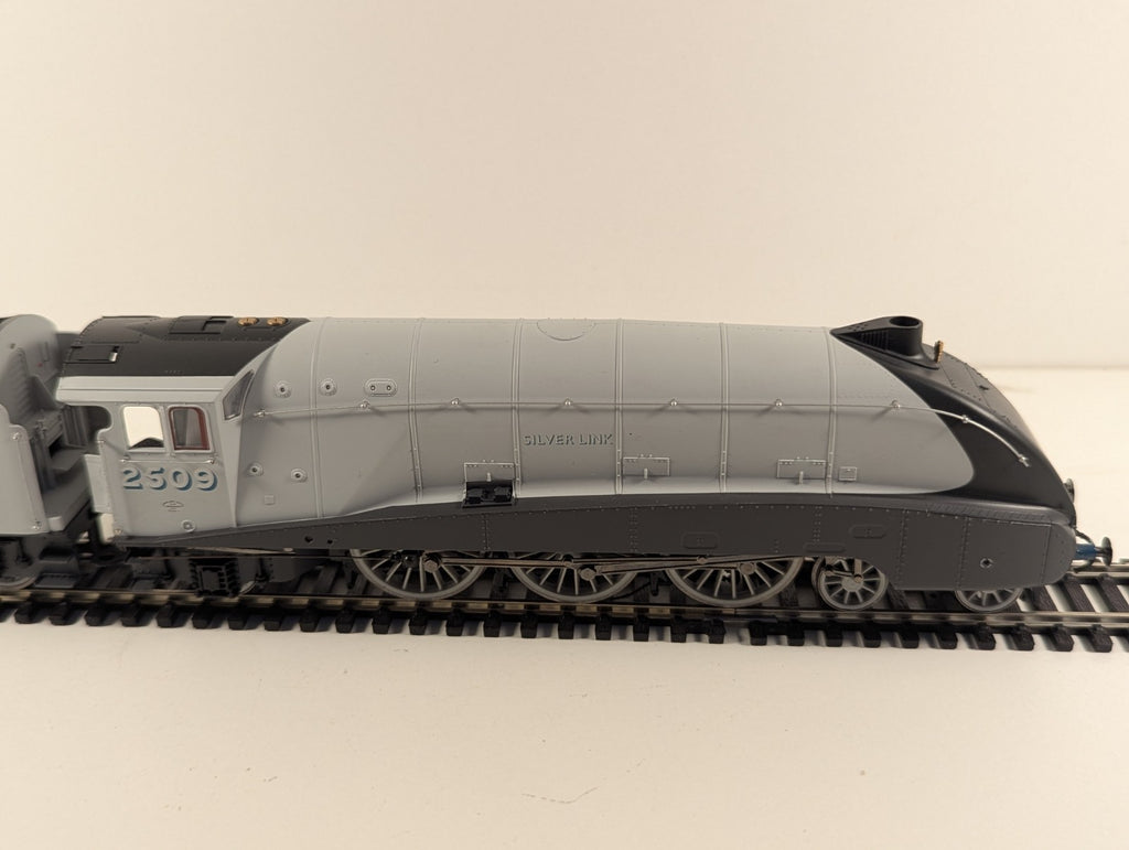 Hornby R2965 Class A4 Locomotive “75th Anniversary of the Silver Jubilee"