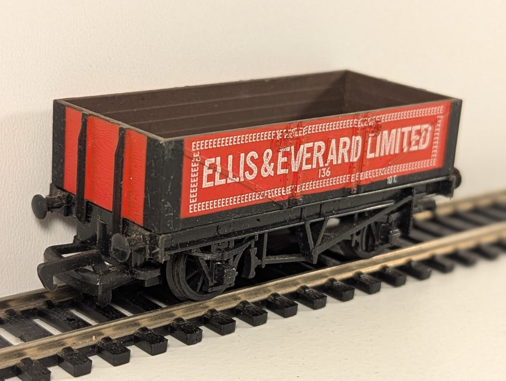 Mainline 37-131 OO Gauge 5-Plank Open Wagon – Ellis & Everard Ltd – No. 136