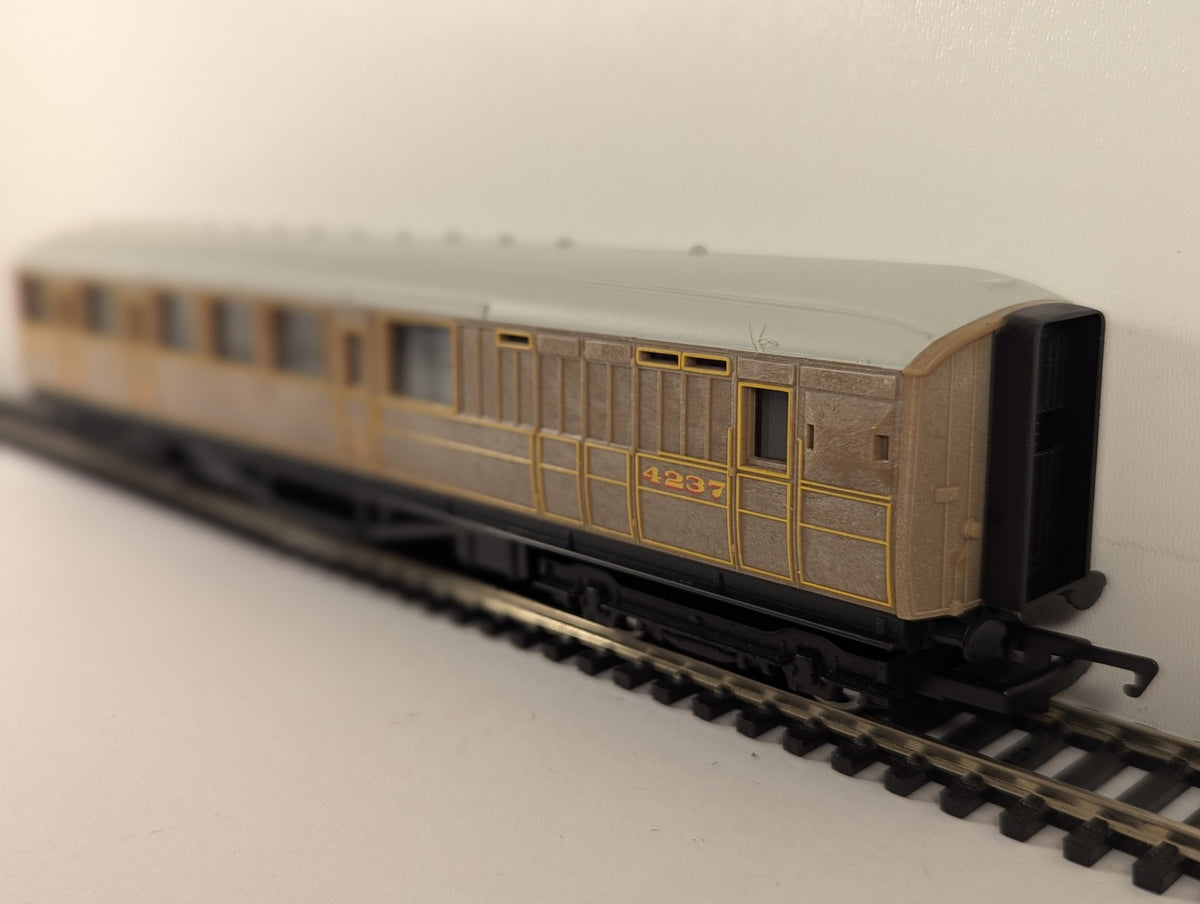 Hornby OO Gauge LNER Teak Composite Coach Passenger Coach 4237 R477