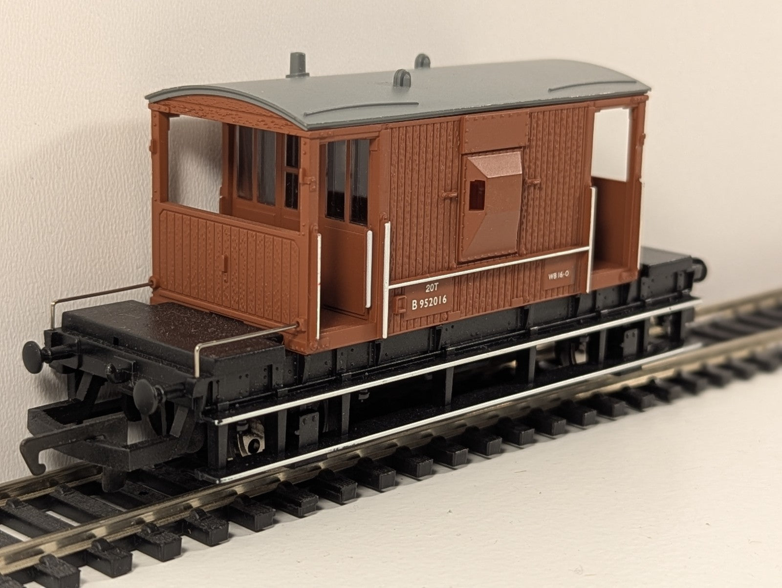 Hornby R6119 – BR 20 Ton Brake Van (B952005) – OO Gauge