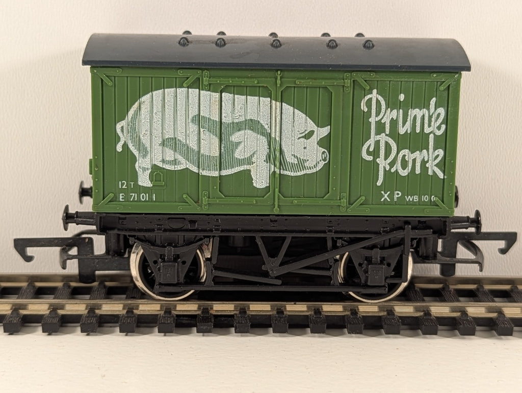 Hornby R162 Closed Van ‘Prime Pork’