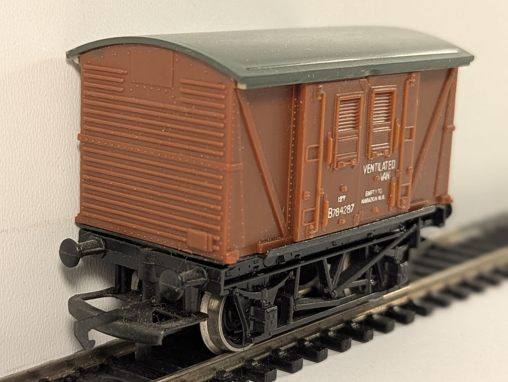 Hornby OO Gauge BR Ventilated Van Goods Wagon B784287 BR Bauxite R.205
