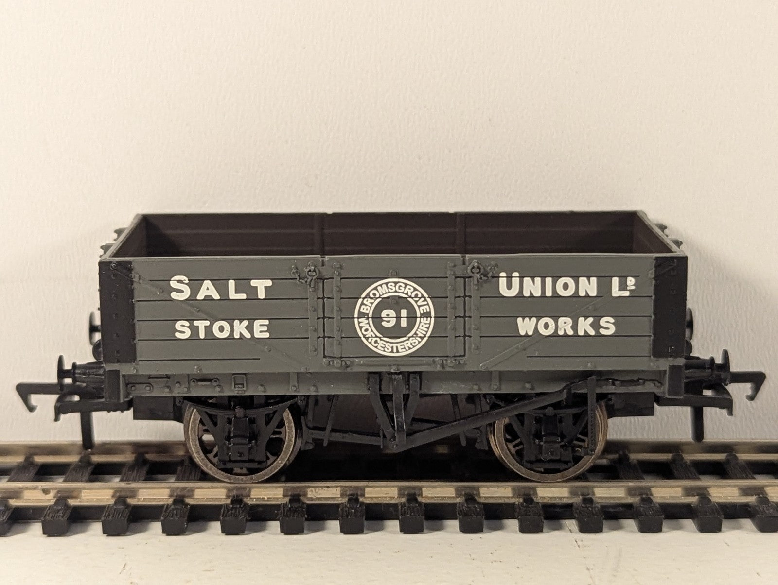 Bachmann Branchline 37-062 OO Gauge 5 Plank Wagon Salt Union Ltd