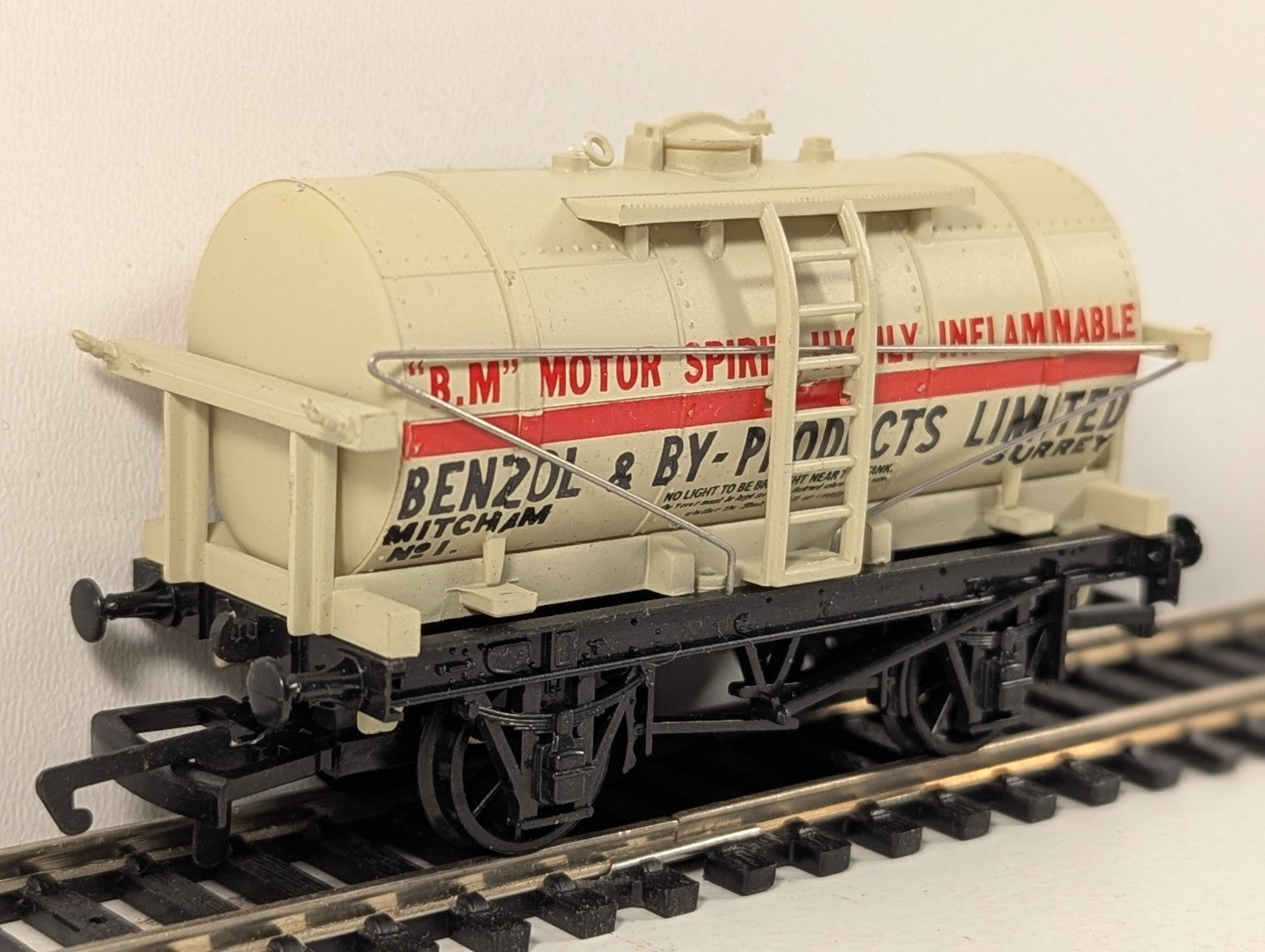 Dapol B136 OO Gauge White Benzol & By-Products Limited 12 Ton Tank Wagon