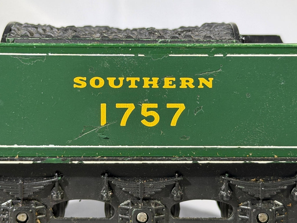Hornby OO Gauge Southern Railway 6-Wheel Tender 1757 Southern Green