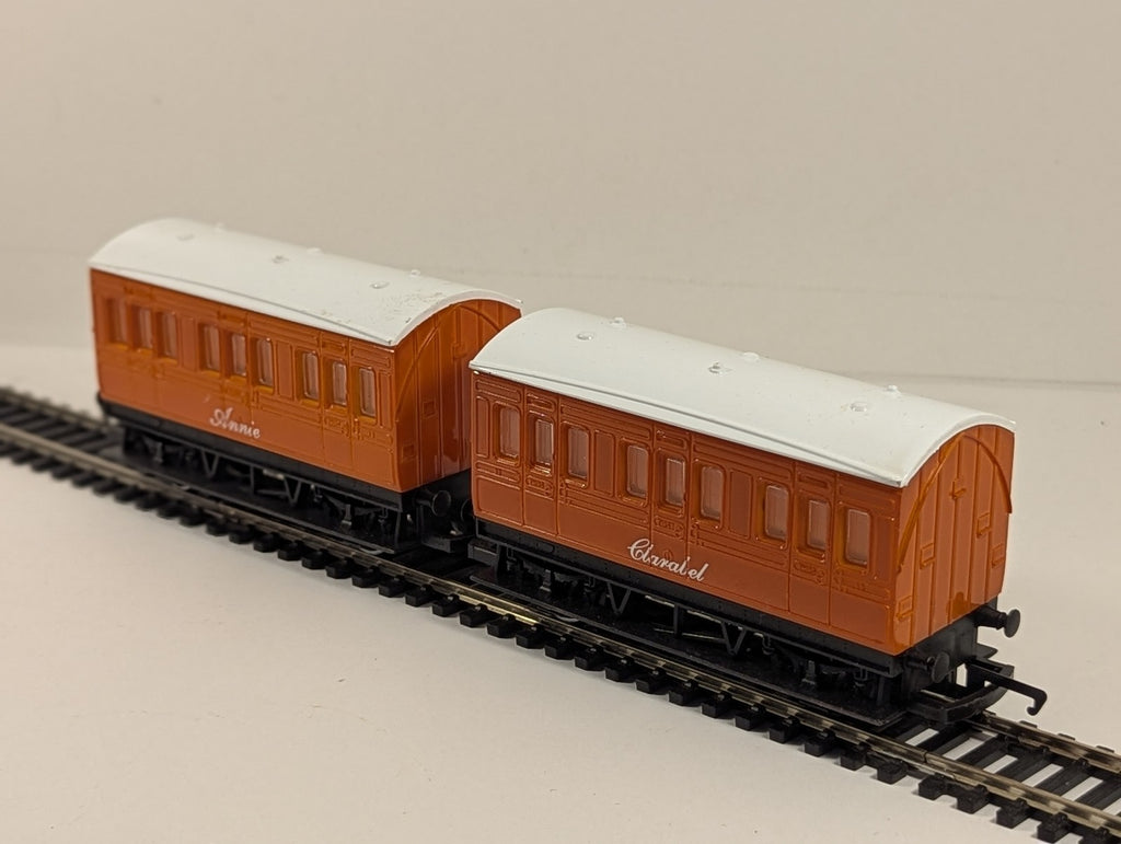 Hornby OO Gauge Thomas & Friends Annie and Clarabel Passenger Coaches Orange
